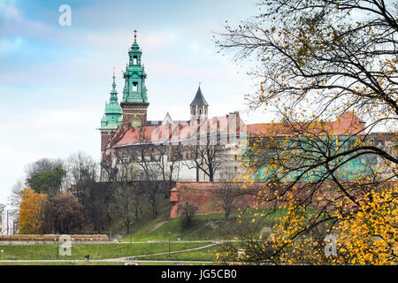 Dalla collina di Wawel con il castello reale e la cappella su di esso, Cracovia durante l'autunno, Polonia Foto Stock