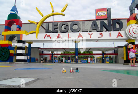 Lego minifigures cavalcare davanti a Legoland malaysia ingresso Foto Stock