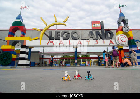 Lego minifigures cavalcare davanti a Legoland malaysia ingresso Foto Stock