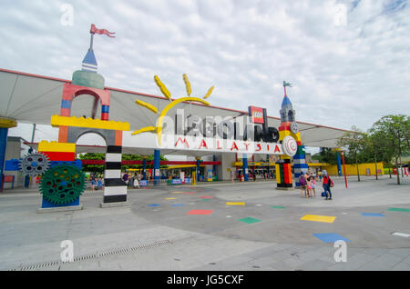 La gente a piedi a Legoland Malesia resort ingresso Foto Stock