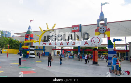 La gente a piedi a Legoland Malesia resort ingresso Foto Stock