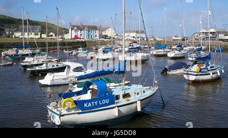 Yachts in sella al di ancoraggio nel porto di Aberaeron, Ceredigion, Wales, Regno Unito Foto Stock