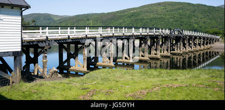 Il malsicuro xix secolo ponte a pedaggio attraverso il Mawddach Estuary in Penmaenpool, Dolgellau, Gwynedd, Wales, Regno Unito Foto Stock