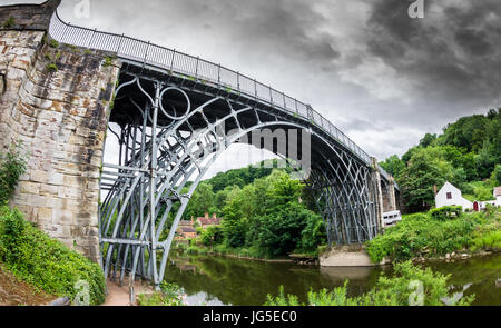 Il Ironbribge, costruito da Abraham Darby III sul fiume sette di IRONBRIDGE, Telford. Foto Stock