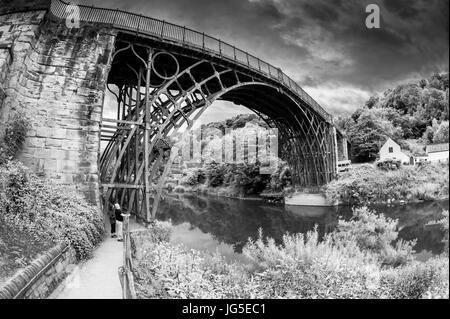 Il Ironbribge, costruito da Abraham Darby III sul fiume sette di IRONBRIDGE, Telford. Foto Stock