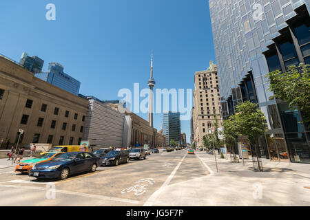 Toronto, CA - 24 Giugno 2017: il traffico su strada anteriore con la CN Tower in background Foto Stock