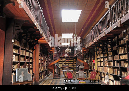 Vista della Biblioteca di San Francisco nel monastero di Lima (la capitale del Perù,). Circa 25.000 pelle-i volumi rilegati vengono memorizzati qui. Preso il 24.10.2016. Foto: Reinhard Kaufhold/dpa-Zentralbild/ZB | Utilizzo di tutto il mondo Foto Stock