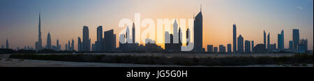 Dubai - La sera silhouette e lo skyline del centro cittadino. Foto Stock