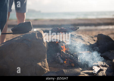 Barbecue sulla spiaggia, Cornwall, Regno Unito Foto Stock