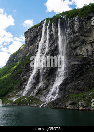 Sette sorelle cascata fluisce nel Geirangerfjorden Stranda Comune di Møre og Romsdal Norvegia, Foto Stock