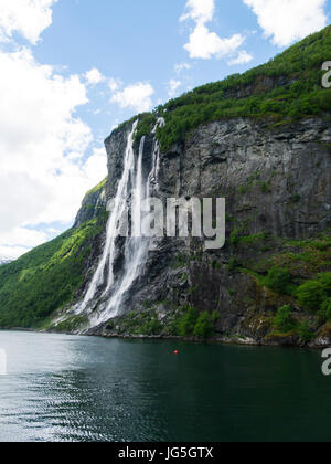 Sette sorelle cascata fluisce nel Geirangerfjorden Stranda Comune di Møre og Romsdal Norvegia, Foto Stock