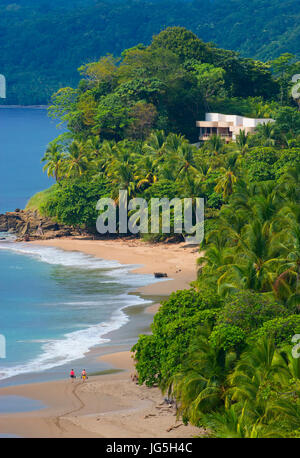 Giovane camminando su Tambor Beach nella penisola di Nicoya Foto Stock