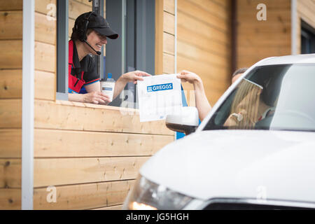 Greggs Drive Thru panificio Irlam Gateway stazione di servizio, Liverpool Rd, Irlam, Eccles, Manchester . Foto Stock