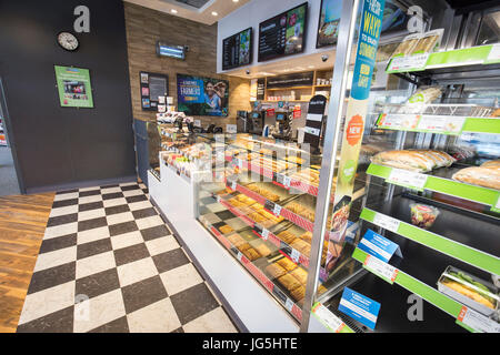 Interno del Greggs Drive Thru panificio Irlam Gateway stazione di servizio, Liverpool Rd, Irlam, Eccles, Manchester . Foto Stock