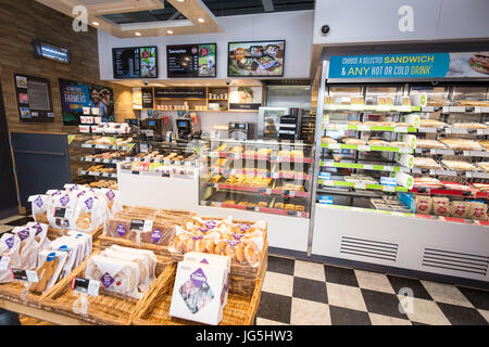 Interno del Greggs Drive Thru panificio Irlam Gateway stazione di servizio, Liverpool Rd, Irlam, Eccles, Manchester . Foto Stock