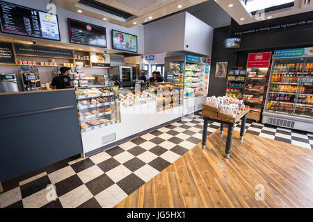 Interno del Greggs Drive Thru panificio Irlam Gateway stazione di servizio, Liverpool Rd, Irlam, Eccles, Manchester . Foto Stock