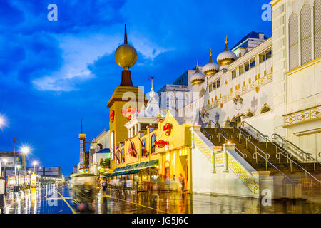 ATLANTIC CITY, NEW JERSEY - 8 Settembre 2012: la storica Atlantic City boardwalk al crepuscolo. Essa è la più antica boardwalk negli Stati Uniti datin Foto Stock