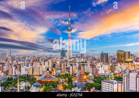 Tokyo, Giappone skyline nel quartiere di Asakusa. Foto Stock