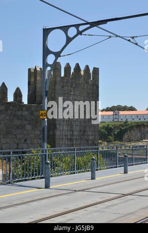 Storica Torre accanto al Dom Luiz ponte di Porto, Portogallo Foto Stock
