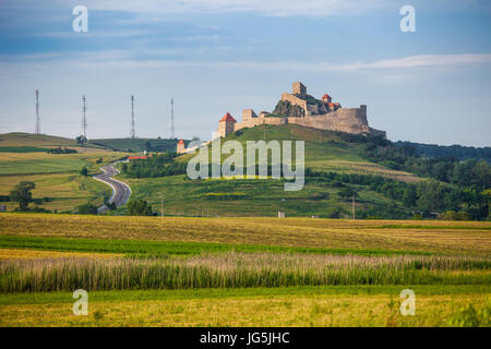 Rupea, Romania - 23 Giugno 2013: antica fortezza medievale sulla sommità della collina, Rupea villaggio situato in Transilvania, Romania Foto Stock