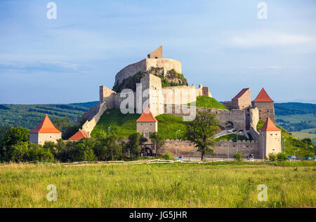 Rupea, Romania - 23 Giugno 2013: antica fortezza medievale sulla sommità della collina, Rupea villaggio situato in Transilvania, Romania Foto Stock