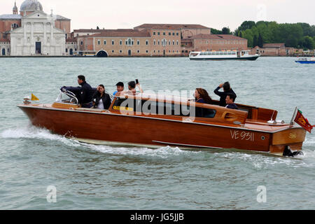 Turisti asiatici godendo la corsa in un taxi acqueo lungo il Canal Grande di Venezia, Italia Foto Stock