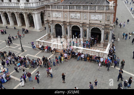 I turisti in piedi in linea per visitare il Campanile di San Marco, Venezia, Italia Foto Stock