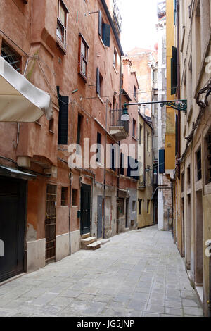 Uno dei molti stretti vicoli di Venezia, Italia Foto Stock