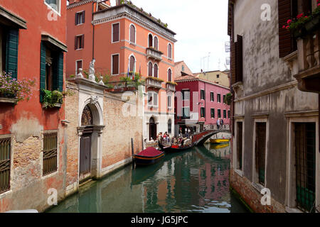 I turisti imbarco gondole nella città di Venezia, Italia Foto Stock