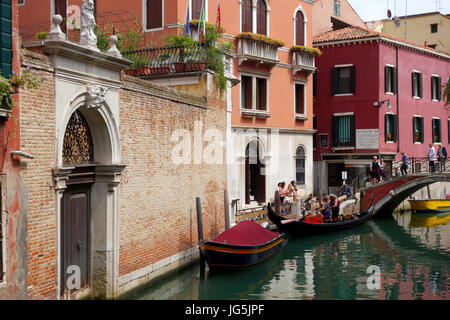 I turisti imbarco gondole nella città di Venezia, Italia Foto Stock