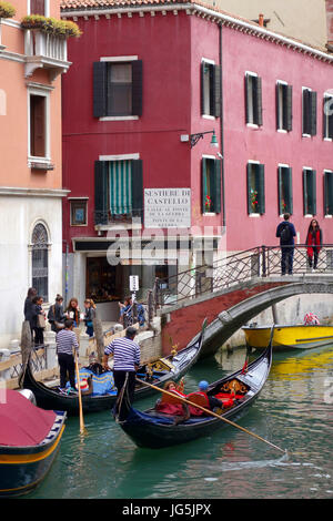 I turisti imbarco gondole nella città di Venezia, Italia Foto Stock