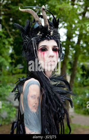 Donna in abiti gotica, Wave Gotik Treffen di Lipsia, in Sassonia, Germania Foto Stock