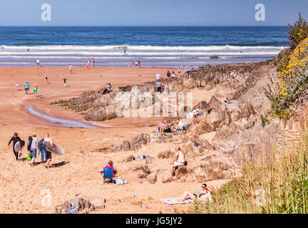 17 Giugno 2017: Woolacombe, North Devon, Inghilterra, Regno Unito - Persone godetevi il sole su uno dei giorni più caldi dell'anno. Foto Stock