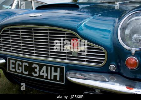 Aston Martin logo alato badge sulla griglia del blue vintage auto Foto Stock