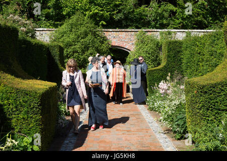 Garsington Opera - persone che guardano i giardini, la tenuta di Wormsley Park, di proprietà della famiglia Getty, Stokenchurch, Buckinghamshire Inghilterra UK Foto Stock