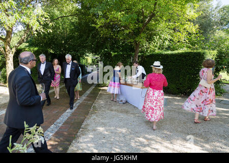 Garsington Opera - persone che guardano ai giardini, Wormsley Park Station Wagon, casa della famiglia Getty, Stokenchurch, Buckinghamshire England Regno Unito Foto Stock