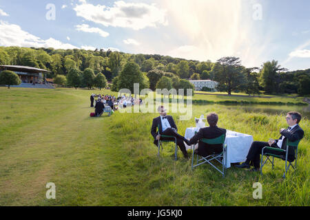 Garsington Opera - opera frequentatori avente un picnic nei giardini del Parco Wormsley break prima dell'opera, Stokenchurch, Buckinghamshire England Regno Unito Foto Stock