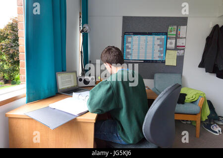 Studente nella sua stanza con libri e computer portatile, Queens College, Università di Cambridge Regno Unito Foto Stock