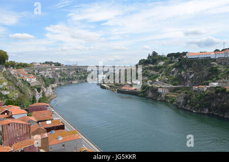 Lungo il fiume Douro vista superiore da Dom Luís I Bridge a Porto, Portogallo Foto Stock