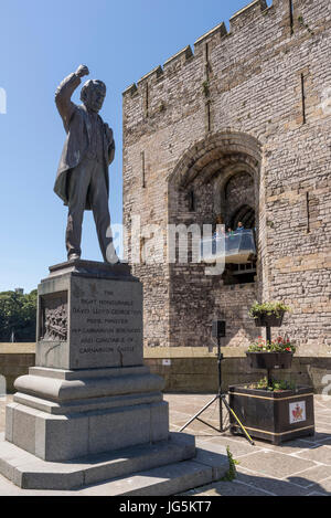 Caernarfon. David Lloyd George statua. Foto Stock