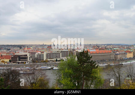 Alta Vista sulla città e sul fiume Moldava dal Letna Park a Praga, Repubblica Ceca Foto Stock