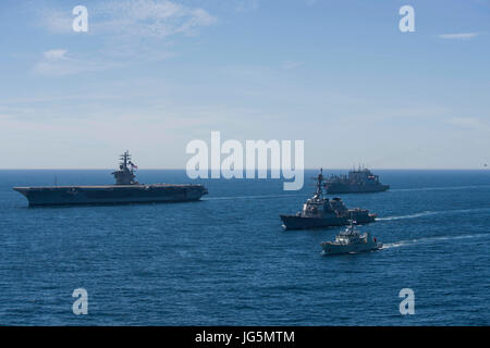 170627-N-TJ319-896 OCEANO ATLANTICO (27 giugno 2017) La portaerei USS Dwight D. Eisenhower CVN (69) (IKE), il Arleigeh Burke-class costiera marittima nave difesa HMCS Moncton (MM 708), il Sealift militare il comando di carichi secchi e munizioni nave USNS Robert E. Peary (T-AKE 5) e la Royal Canadian Navy Kingston-class costiera marittima nave difesa HMCS Moncton (MM 708) transito dell'Oceano Atlantico durante un esercizio di foto. Ike è in corso conducendo un gruppo bilaterale vela come parte del Canada 150 celebrazione dell anniversario. (U.S. Foto di Marina di Massa Specialista comunicazione marinaio Jessica L. Foto Stock