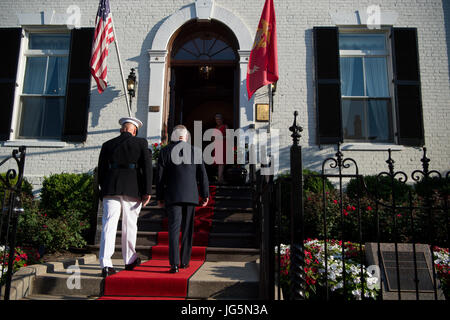 Il Segretario della Difesa Jim Mattis parla con il comandante del Corpo dei Marines. Gen. Robert B. Neller e sua moglie la signora D'Arcy Neller dopo essere arrivati presso la Caserma marini Washington per un tramonto parade come invitato ospite d'onore in Arlington, Virginia, Giugno 30, 2017. (DOD foto di U.S. Army Sgt. Ambra I. Smith) Foto Stock