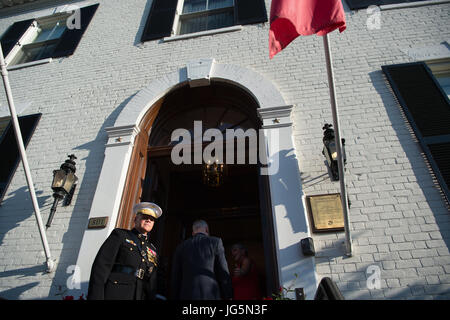 Il Segretario della Difesa Jim Mattis parla con il comandante del Corpo dei Marines. Gen. Robert B. Neller e sua moglie la signora D'Arcy Neller dopo essere arrivati presso la Caserma marini Washington per un tramonto parade come invitato ospite d'onore in Arlington, Virginia, Giugno 30, 2017. (DOD foto di U.S. Army Sgt. Ambra I. Smith) Foto Stock