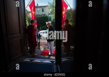 Il comandante del Corpo dei Marines. Gen. Robert B. Neller e sua moglie la signora D'Arcy Neller attendere l'arrivo di più gli ospiti prima di un tramonto parade presso la Caserma marini Washington in Arlington, Virginia, Giugno 30, 2017. (DOD foto di U.S. Army Sgt. Ambra I. Smith) Foto Stock