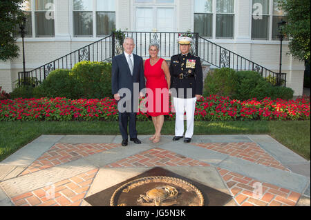 Il Segretario della Difesa Jim Mattis stand con la sig.ra D'Arcy Neller (centro) moglie del Comandante del Corpo dei Marines. Gen. Robert B. Neller (destra) prima di un tramonto parade presso la Caserma marini Washington in Arlington, Virginia, Giugno 30, 2017. (DOD foto di U.S. Army Sgt. Ambra I. Smith) Foto Stock