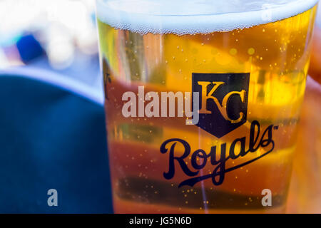 Kansas City, Missouri negli Stati Uniti- 6/26/2017 dallo Stadio Kauffman birra con sede a Kansas City Royals logo sulla tazza Foto Stock