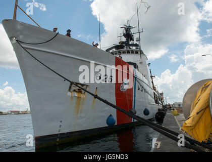 L'equipaggio del guardacoste Venturous, un 210-piede Reliance classe homeported fresa a San Pietroburgo, tornato sabato, 1 luglio 2017 a seguito di una 60-giorno di formazione e di applicazione della legge patrol nel mid-Oceano Atlantico a sostegno dell'operazione Ocean Hunter. Durante la pattuglia, l'equipaggio condotto tre settimane di valutazione formazione a Naval Station Mayport ed una di cinque settimane Coast Guard District Five patrol nel mid-Oceano Atlantico. (U.S. Coast Guard foto di Sottufficiali di prima classe Michael De NYSE) Foto Stock