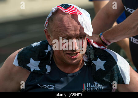 I membri del servizio militare e i veterani partecipano a una corsa in sedia a rotelle ai 2017 Department of Defense Warrior Games di Chicago, Illinois. L'evento annuale include competizioni in stile paralimpico per i partecipanti feriti, malati e feriti. Foto Stock