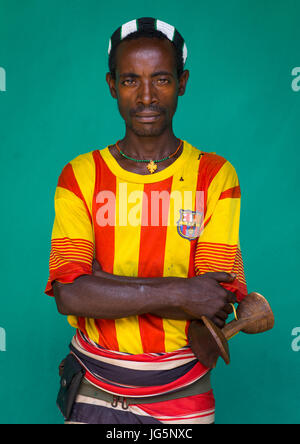 Ritratto di un Hamer tribe uomo che indossa un barcelona football shirt, valle dell'Omo, Dimeka, Etiopia Foto Stock